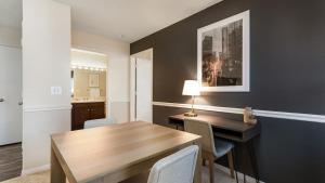 een eetkamer met een houten tafel en stoelen bij Landing Modern Apartment with Amazing Amenities (ID8399X27) in Winston-Salem