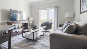 sala de estar con sofá y mesa en Landing Modern Apartment with Amazing Amenities (ID1180X314), en Creve Coeur