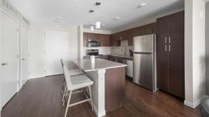 Il comprend une cuisine équipée d'un comptoir et d'un réfrigérateur. dans l'établissement Landing Modern Apartment with Amazing Amenities (ID8377X25), à Orlando