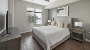 - une chambre avec un lit et une télévision à écran plat dans l'établissement Landing Modern Apartment with Amazing Amenities (ID8377X25), à Orlando