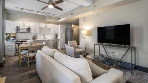 un soggiorno con un grande divano e una cucina di Landing Modern Apartment with Amazing Amenities (ID8404X53) a Mobile