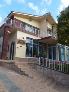 uma casa com escadas em frente em Hotel Aoma Villa Carlos Paz em Villa Carlos Paz