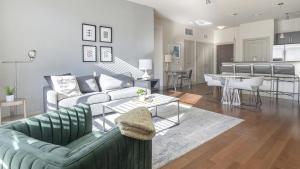 巴爾的摩的住宿－Landing Modern Apartment with Amazing Amenities (ID2205)，客厅配有沙发和桌子