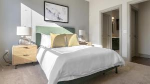 巴爾的摩的住宿－Landing Modern Apartment with Amazing Amenities (ID2205)，卧室配有一张白色的大床和床头柜。