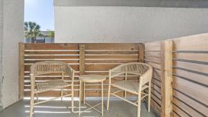2 chaises et une table sur un balcon dans l'établissement Landing Modern Apartment with Amazing Amenities (ID1213X949), à St Petersburg