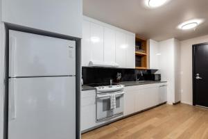 eine Küche mit einem Herd und einem Kühlschrank in der Unterkunft Landing Modern Apartment with Amazing Amenities (ID4754X66) in Portland