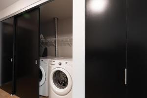 eine Waschküche mit Waschmaschine und Trockner in der Unterkunft Landing Modern Apartment with Amazing Amenities (ID4754X66) in Portland