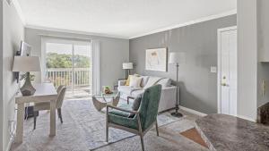 sala de estar con cama, mesa y escritorio en Landing Modern Apartment with Amazing Amenities (ID8103X6), en Hermitage