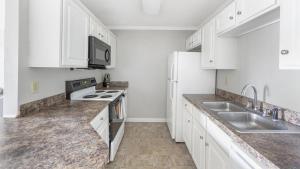 A cozinha ou cozinha compacta de Landing Modern Apartment with Amazing Amenities (ID8103X6)