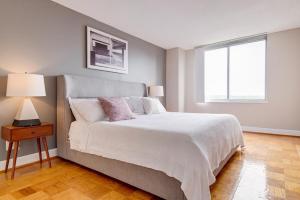 Un pat sau paturi într-o cameră la Landing Modern Apartment with Amazing Amenities (ID5144X42)