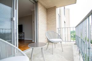 Un balcon sau o terasă la Landing Modern Apartment with Amazing Amenities (ID5144X42)