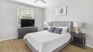 Postel nebo postele na pokoji v ubytování Landing Modern Apartment with Amazing Amenities (ID1315X702)