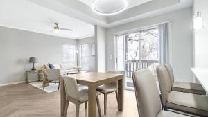 uma sala de jantar e sala de estar com mesa e cadeiras em Landing Modern Apartment with Amazing Amenities (ID8377X83) em Grapevine