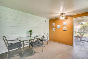 Posezení v ubytování Spring Hill Home - 3 Mi to Weeki Wachee Springs!