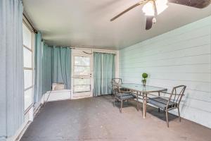 Fotografie z fotogalerie ubytování Spring Hill Home - 3 Mi to Weeki Wachee Springs! v destinaci Spring Hill