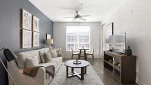 - un salon avec un canapé et une table dans l'établissement Landing Modern Apartment with Amazing Amenities (ID8777X46), à San Diego