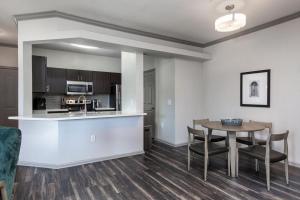 een keuken en eetkamer met een tafel en stoelen bij Landing Modern Apartment with Amazing Amenities (ID4174X27) in Austin