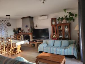 sala de estar con sofá y TV en Villa Maeva en Toulon