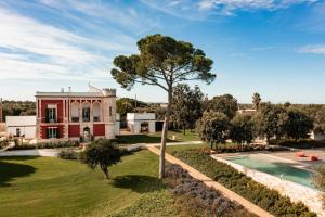 een luchtzicht op een huis met een zwembad bij Tenuta Castione in Polignano a Mare