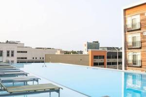 a large swimming pool on top of a building at CozySuites l Dream 1BR, Monument Circle, Indy in Indianapolis