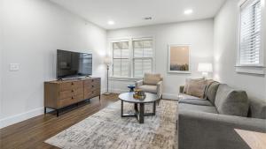 a living room with a couch and a tv at Landing Modern Apartment with Amazing Amenities (ID9518X91) in San Antonio