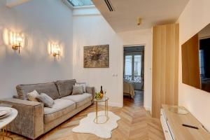 A seating area at 348 Ponthieu - Superb apartment in Paris