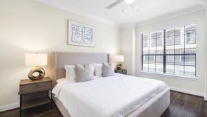 ein weißes Schlafzimmer mit einem großen Bett und einem Fenster in der Unterkunft Landing Modern Apartment with Amazing Amenities (ID3050X22) in Houston