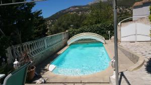 una pequeña piscina con un puente sobre ella en Villa Maeva en Toulon