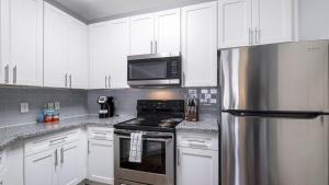 Dapur atau dapur kecil di Landing Modern Apartment with Amazing Amenities (ID8267X63)