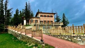 dom z drewnianym płotem przed nim w obiekcie GÖRNEK TABİAT PARKI w mieście Trabzon