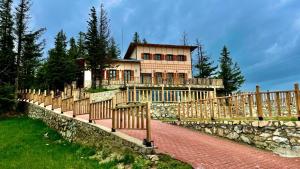 a house with a wooden fence in front of it at SultanMurat-Otel-Görnek Tabiat Parkı in Trabzon