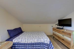 een slaapkamer met een bed en een flatscreen-tv bij Morriston Studio 13 Mi to World Equestrian Center in Morriston