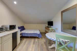 een kleine slaapkamer met een bed en een magnetron bij Morriston Studio 13 Mi to World Equestrian Center in Morriston