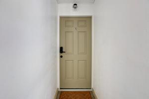 een lege hal met een deur in een kamer bij Morriston Studio 13 Mi to World Equestrian Center in Morriston