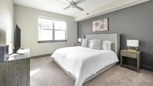 - une chambre avec un lit blanc et une télévision dans l'établissement Landing Modern Apartment with Amazing Amenities (ID8595X86), à Parker