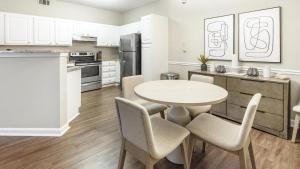 cocina con mesa y sillas en una habitación en Landing Modern Apartment with Amazing Amenities (ID9507X17) en Memphis