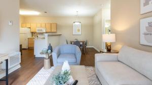 Il comprend un salon avec un canapé et une cuisine. dans l'établissement Landing Modern Apartment with Amazing Amenities (ID8089X06), à Louisville