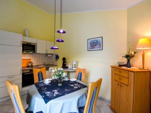 Kuchyň nebo kuchyňský kout v ubytování Seeschloss Binz Apartment 37 nur 2 Minuten zum Strand