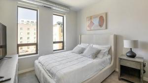 Un dormitorio blanco con una cama grande y una ventana en Landing Modern Apartment with Amazing Amenities (ID1231X251), en Saint Paul