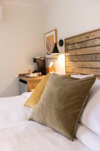 een slaapkamer met een bed met een kussen en een bureau bij Breakers 204 Inn at Old Beach in Virginia Beach