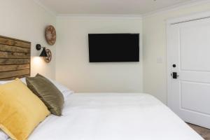 Una cama o camas en una habitación de Breakers 204 Inn at Old Beach
