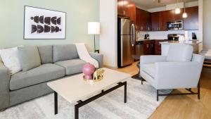 salon z kanapą i stołem w obiekcie Landing Modern Apartment with Amazing Amenities (ID8210X91) w Orlando