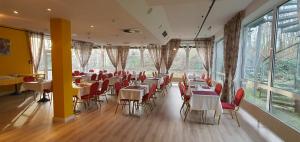 a dining room with tables and chairs and windows at Flörsheimer Hof in Flörsheim