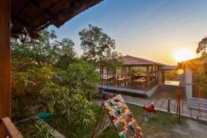 een luchtzicht op een huis met een speeltuin bij The Vanveda Resort By Nirvana in Sasan Gir