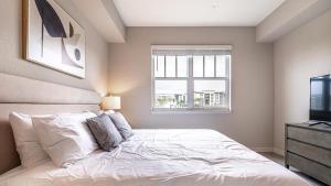 um quarto com uma cama, uma televisão e uma janela em Landing Modern Apartment with Amazing Amenities (ID8083X55) em Fort Myers Villas