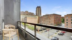 balcón con vistas a una calle de la ciudad en Landing Modern Apartment with Amazing Amenities (ID1182X212) en Saint Paul