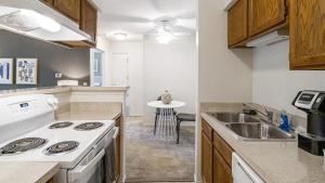 cocina con fogones blancos horno de arriba junto a un fregadero en Landing Modern Apartment with Amazing Amenities (ID6248X21), en Buffalo Grove