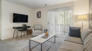 sala de estar con sofá y mesa en Landing Modern Apartment with Amazing Amenities (ID6248X21), en Buffalo Grove