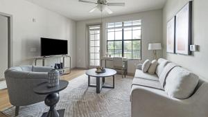 uma sala de estar com um sofá e uma televisão em Landing Modern Apartment with Amazing Amenities (ID9660X22) em Orlando