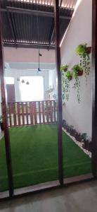 une chambre avec une pelouse verte au milieu dans l'établissement Cozy Nature Homestay - ADS Printing, à Nibung Tebal